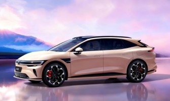 Zeekr 007 GT пропонує безкоштовний рожевий кузов на тлі падіння продажів